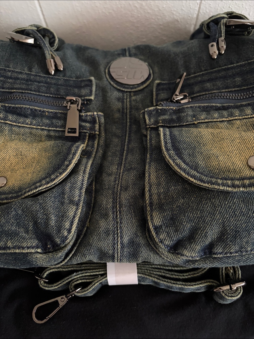 Shoulder/crossbody bag. Distressed denim w/2 zipped front pockets. - Picture 7 of 7
